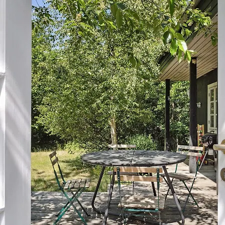 Lovely Plot With Sunroom And Surroundings بيت للعطل *