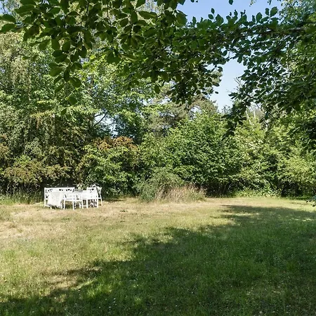 Lovely Plot With Sunroom And Surroundings بيت للعطل