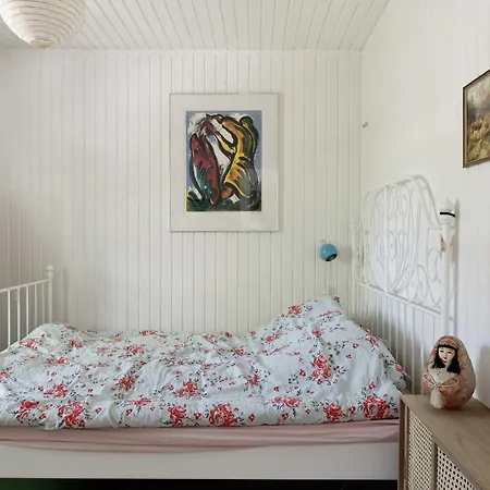Lovely Plot With Sunroom And Surroundings بيت للعطل