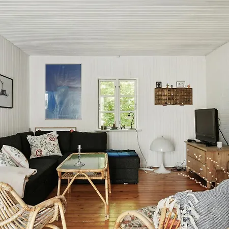 Lovely Plot With Sunroom And Surroundings بيت للعطل *