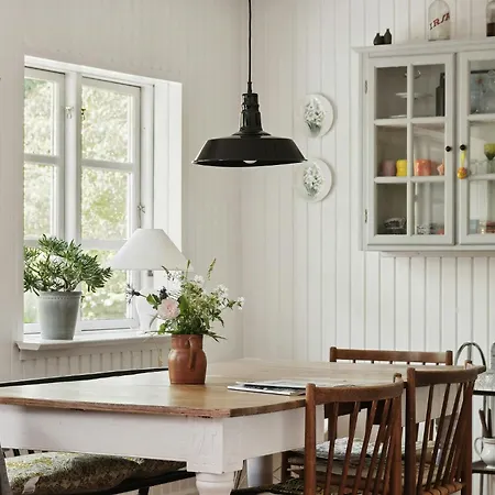 Lovely Plot With Sunroom And Surroundings بيت للعطل