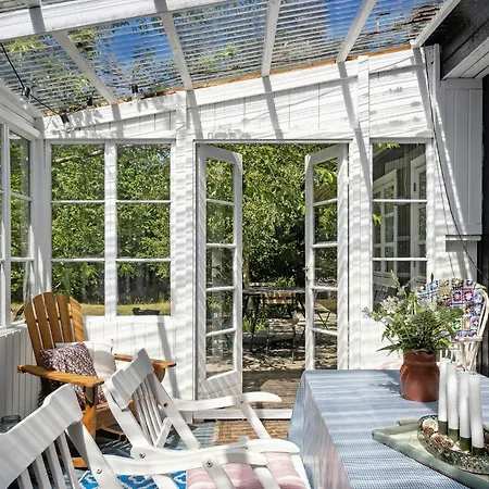 Lovely Plot With Sunroom And Surroundings بيت للعطل *
