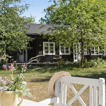 Lovely Plot With Sunroom And Surroundings بيت للعطل